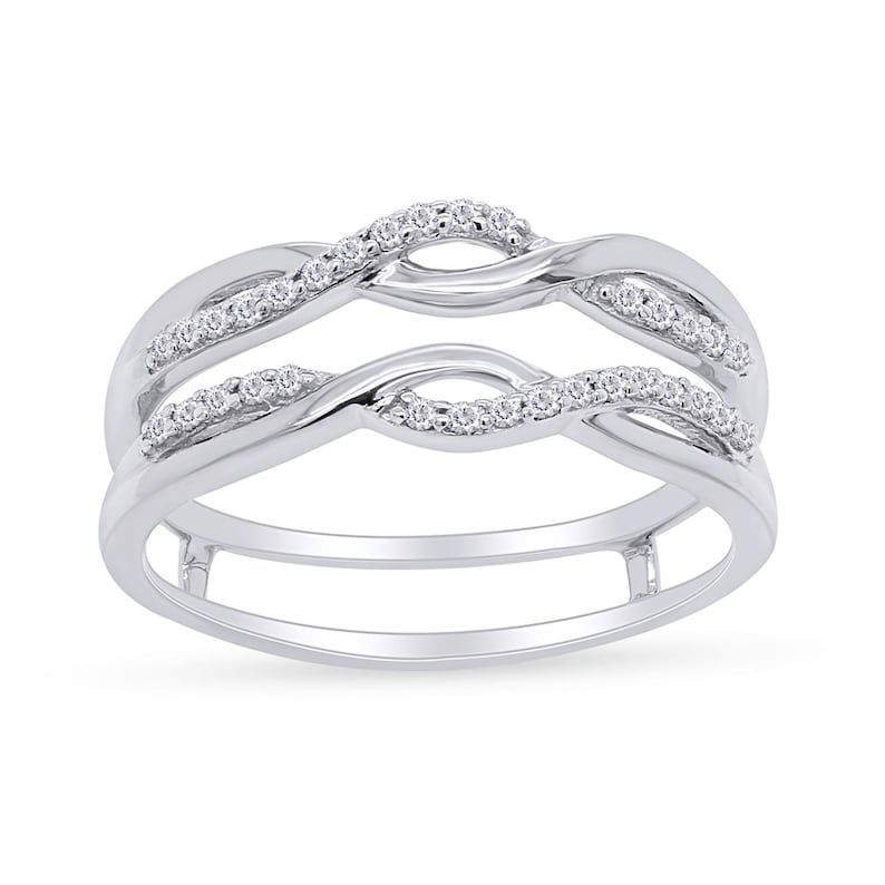 Op de afbeelding: Een zilveren ring met een gedraaid ontwerp en kleine diamanten die in de band zijn gezet. De ring is ontworpen om te worden gedragen als een ringversterker.