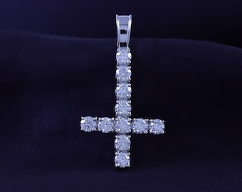 1 Karat Rundschliff-Labor erstellte Moissanite Diamant Upside Down Kreuz Anhänger in 10K Gold oder 14K Gold und Sterling Silber