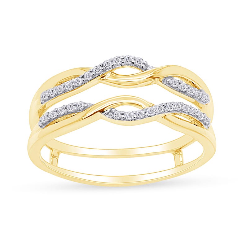 Op de afbeelding: Een gouden ring met twee in elkaar gevlochten banden bezet met kleine diamanten.