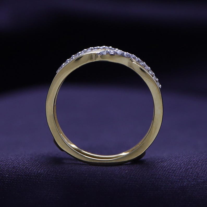 Op de afbeelding: Een gouden ring met een rij kleine diamanten die in de band zijn gezet.