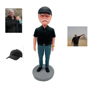 Könnte beinhalten: Eine personalisierte Wackelkopf-Figur eines Mannes mit schwarzem Poloshirt, blauer Jeans und schwarzer Kappe. Die Figur hat einen weißen Schnurrbart und steht auf einem grauen, kreisförmigen Sockel. Zusätzliche Bilder zeigen den Mann und eine schwarze Baseballkappe.