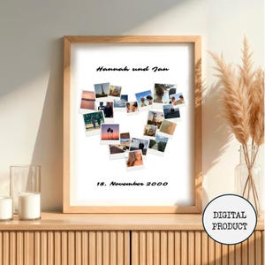 Könnte beinhalten: Ein gerahmter Druck mit einem herzförmigen Fotocollage-Arrangement. Die Namen "Hannah und Jan" und das Datum "18. November 2000" sind in schwarzer Schrift geschrieben. Digitales Produkt. Der Rahmen ist aus hellem Holz.