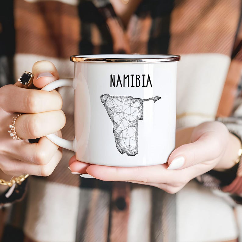 Weiße Emaille-Tasse "Namibia mit Karte" (350 ml) | Tasse mit Landkarte, Afrika | Geschenk für Reiselustige |  beidseitig bedruckt