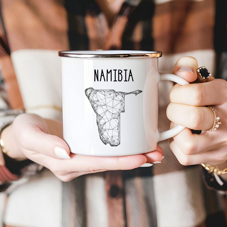 Weiße Emaille-Tasse "Namibia mit Karte" (350 ml) | Tasse mit Landkarte, Afrika | Geschenk für Reiselustige |  beidseitig bedruckt
