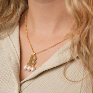 Collar de perlas reales con inicial, collar de Ana Bolena, joyas de perlas de agua dulce, collar de letras con cuentas de perlas, joyas medievales Tudor, regalo para mamá