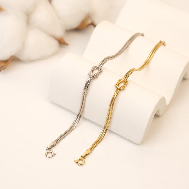 Elegant love knot bracelet in silver, symbolizing eternal love and connection perfect minimalist gift for her

Pulsera nudo del amor en plata, símbolo de amor eterno y conexión regalo minimalista ideal para ella.

Elegantes Liebesknoten-Armband aus Silber Symbol für ewige Liebe und Verbundenheit, perfektes minimalistisches Geschenk für sie.