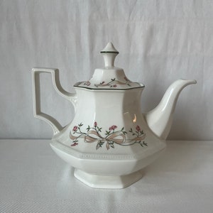 Johnson Brothers Eternal Beau zabytkowy dzbanek do herbaty na nóżce kamionka z lat 80. XX wieku zabytkowa porcelana w kwiaty Wyprodukowano w Anglii