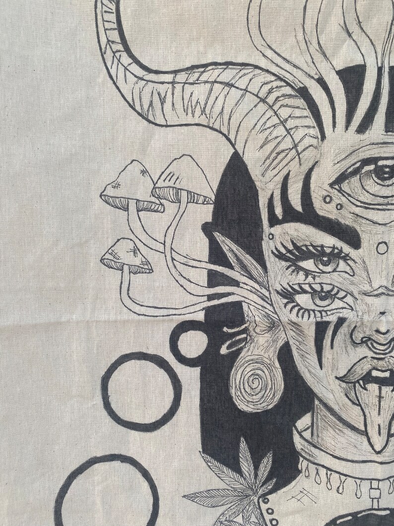 Puede incluir: Dibujo en blanco y negro de una mujer con un tercer ojo, cuernos y la lengua fuera. Lleva un pendiente en espiral y una hoja de marihuana detr&aacute;s de ella. Hay setas en la esquina superior izquierda de la imagen.