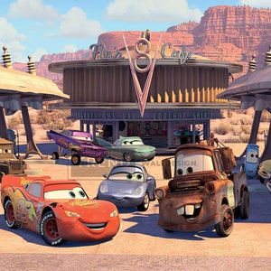 K&ouml;nnte beinhalten: Eine Gruppe von Cartoon-Autos, darunter ein rotes Rennwagen, ein blaues Auto, ein rostiger Abschleppwagen und ein lila Auto, stehen vor einer alten Tankstelle namens "Flo's V8 Cafe".