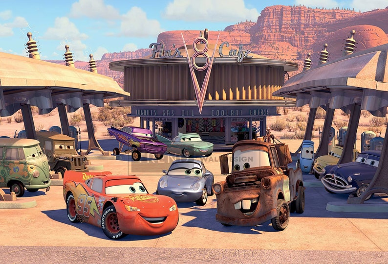 K&ouml;nnte beinhalten: Eine Gruppe von Cartoon-Autos, darunter ein rotes Rennwagen, ein blaues Auto, ein rostiger Abschleppwagen und ein lila Auto, stehen vor einer alten Tankstelle namens "Flo's V8 Cafe".