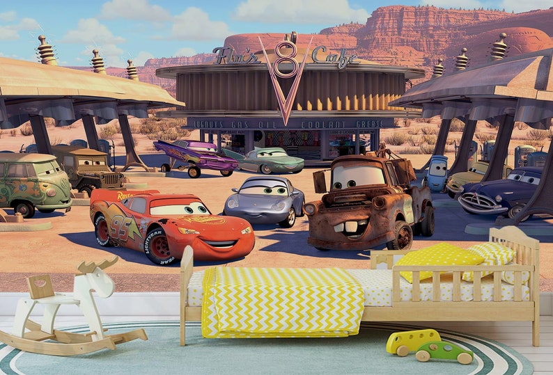 K&ouml;nnte beinhalten: Eine farbenfrohe Cars-Tapete mit Lightning McQueen, Mater und anderen Charakteren aus dem Disney Pixar Film. Die Tapete zeigt eine Tankstelle in den Farben Rot, Wei&szlig; und Blau. Die Tapete ist perfekt f&uuml;r ein Kinderzimmer oder einen Spielraum.
