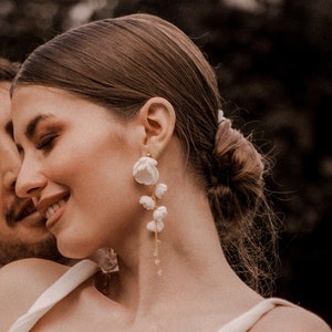 White flower earrings, floral wedding earrings, boho flower earrings, bride&#39;s long floral earrings, bride gold earrings, Cascading Flower