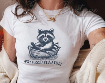Not Procrastinating Shirt, lustiges Y2K-Baby-T-Shirt, Waschbär-T-Shirt, Meme-T-Shirt, lustiges Shirt-Geschenk, Silly Funnies Gifted, Waschbär-Meme-T-Shirt