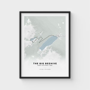 Peut inclure: Une illustration en noir et blanc d'une carte de sentier de randonnée dans le parc national Banff au Canada. Le sentier s'appelle "The Big Beehive" et mesure 10,8 km de long avec 723 m de dénivelé positif.