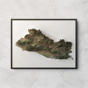 Puede incluir: Un mapa topográfico en relieve 3D enmarcado de El Salvador con texturas de terreno detalladas en tonos marrones y verdes. El mapa muestra el paisaje montañoso, las cadenas volcánicas y las zonas costeras del país en relieve.