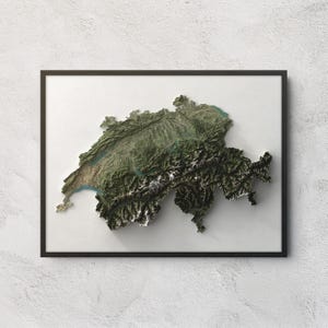 Puede incluir: Un mapa en relieve tridimensional enmarcado de Suiza que presenta texturas topográficas detalladas. El mapa muestra el terreno montañoso, los valles y los lagos en tonos verdes, marrones y blancos sobre un fondo blanco liso.