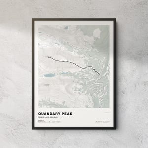 Puede incluir: Un mapa topográfico enmarcado de Quandary Peak en Tenmile Range, Colorado. El mapa muestra una línea de ruta negra, una elevación de 14,272 ft, una distancia de 4.8 millas, 3,450 ft de desnivel y las coordenadas 39.3972 N 106.1064 W en texto negro.