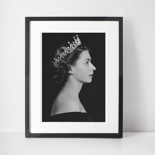 Queen Elizabeth II Print | Free Shipping | Royal Print | Poster | Iconic Art | A6 A5 A4 A3 A2 A1 A0 6x4 5x7 10x8 | Custom Size Available