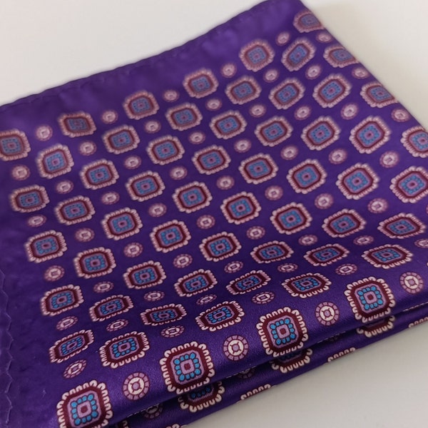 Pañuelo de bolsillo violeta vibrante con estampados vintage de medallones. Colores vivos.