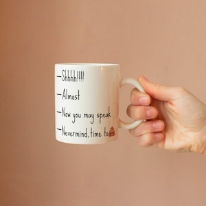 Ahora puedes hablar taza, Shh casi ahora puedes hablar, ahora puedes hablar, taza de café escrita a mano, taza de línea de relleno, taza Shhh, taza divertida