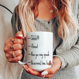 Ahora puedes hablar taza, Shh casi ahora puedes hablar, ahora puedes hablar, taza de café escrita a mano, taza de línea de relleno, taza Shhh, taza divertida