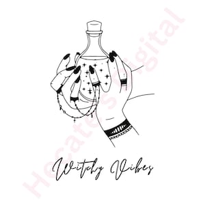 Puede incluir: Ilustración en blanco y negro de una mano sosteniendo una botella con estrellas en su interior. El texto "Witchy Vibes" está escrito debajo de la botella.