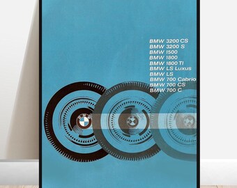 Puede incluir: Un póster azul con marco negro que presenta tres ilustraciones estilizadas en blanco y negro superpuestas de ruedas de automóvil con el logotipo de BMW en el centro. El póster enumera una variedad de modelos de automóviles BMW, incluidos el 3200 CS, 3200 S, 1500, 1800, 1800 TI, LS Luxus, LS, 700 Cabrio, 700 CS y 700 C.