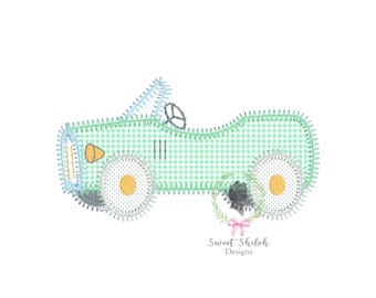 Puede incluir: Diseño bordado de un coche de juguete verde y azul con ruedas blancas y centros amarillos. El coche tiene un patrón de cuadros vichy. El texto "Sweet Shiloh Designs" está debajo del coche.
