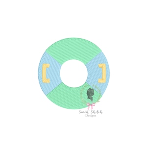 Könnte beinhalten: Ein gesticktes kreisförmiges Design in Grün und Blau mit gelben Griffen. Das Design zeigt den Text "Sweet Shiloh Designs" in einer Schriftart, zusammen mit einer Silhouette und einer rosa Schleife.