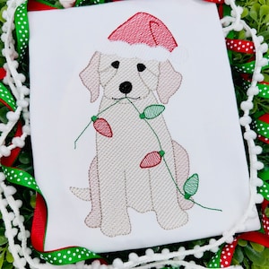 クリスマスの子犬の刺繍デザイン、クリスマスサンタ犬のスケッチステッチファイル、クリスマスライトのゴールデンドゥードルの機械刺繍ファイル