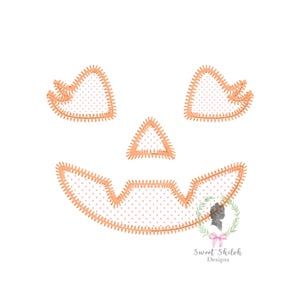 Puede incluir: Un diseño de cara de calabaza con costuras naranjas y un interior punteado. El diseño incluye dos formas de ojos, una nariz triangular y una boca dentada. La imagen está sobre un fondo blanco.
