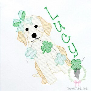 ゴールデンドゥードルの聖パトリックのスケッチ刺繍デザイン、子犬のシャムロックバナー刺繍ファイル、子犬の犬のミシンデザイン、子犬のクローバー刺繍