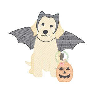 K&ouml;nnte beinhalten: Ein Stickmuster mit einem hellgelben Hund, der schwarze Fledermausfl&uuml;gel und ein Stirnband mit Fledermausohren tr&auml;gt. Der Hund sitzt neben einem orangefarbenen K&uuml;rbis, der mit einem kleinen gr&uuml;nen Kranz und einer kleinen rosa Schleife verziert ist.
