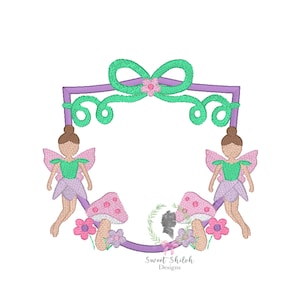 Peut inclure: Un motif brodé avec un cadre violet, un nœud vert et des volutes. Deux fées aux ailes roses et jupes violettes flanquent des champignons roses. Le motif comprend le texte "Sweet Shiloh Designs".