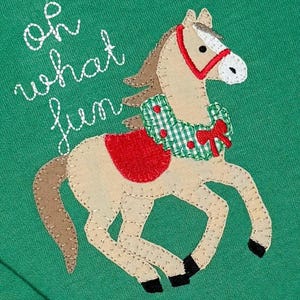 クリスマスの馬の刺繍デザイン、リース刺繍ファイル付きアップリケ馬、弓マシンデザイン付きホリデーホース、レーシングホースデザイン 画像 1