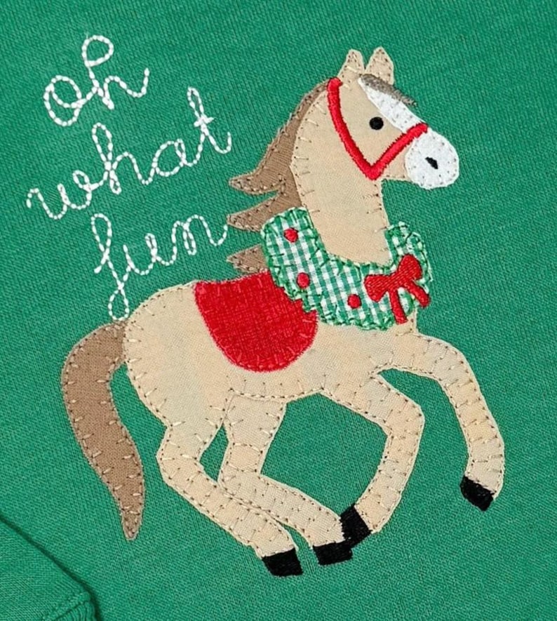 クリスマスの馬の刺繍デザイン、リース刺繍ファイル付きアップリケ馬、弓マシンデザイン付きホリデーホース、レーシングホースデザイン 画像 1