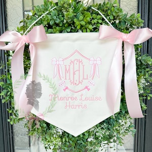 ベビーラトルのモノグラムフレームデザイン、ベビー刺繍機用ファイル、モノグラムリボンフレームのデジタルデザイン、出産のお知らせファイル、出産祝いフレーム