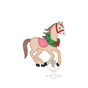 以下が含まれることがあります： 赤い手綱と首に赤いリボンが付いた緑のリースをつけた茶色の馬。馬は右に走っている。