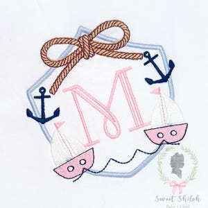 Puede incluir: Un letrero de madera rústica con el texto "Welcome to our home" en letras blancas. El letrero presenta un acabado envejecido, ideal para la decoración de la entrada.