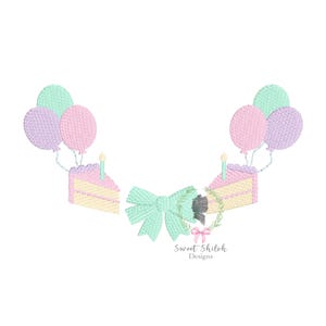 Op de afbeelding: Een digitaal borduurontwerp met een verjaardagstaart met kaarsen, een strik en ballonnen in pastelkleuren. Het ontwerp bevat de tekst "Sweet Shiloh Designs".