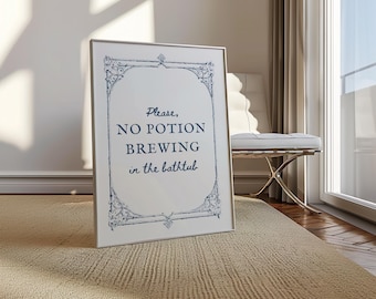 以下が含まれることがあります： 「Please, NO POTION BREWING in the bathtub」と装飾的な青いフォントで書かれた、額入りのサイン。サインは銀色のフレームで、ベージュのカーペットの上に表示されています。