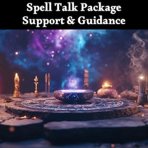 Op de afbeelding: Een magische scène met een gloeiende paarse en blauwe bol boven een donkere stenen kom, omringd door kaarsen en andere mystieke objecten. De tekst "Spell Talk Package Support & Guidance" staat bovenaan de afbeelding.