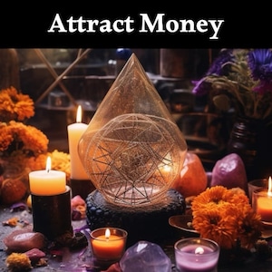 Op de afbeelding: Een stilleven van een kristallen altaar met kaarsen, bloemen en een heldere glazen bol met een geometrisch ontwerp. De tekst "Attract Money" staat bovenaan de afbeelding.