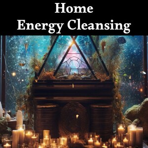 Puede incluir: Una habitación oscura con una gran ventana adornada con un diseño de vidrieras. La ventana está rodeada de velas y otros objetos, incluyendo un frasco de vidrio con un líquido rojo. El texto "Home Energy Cleansing" está escrito en letras blancas sobre un fondo negro.