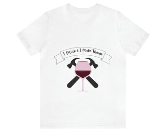 Bebo y hago cosas Copa de vino Camiseta de manga corta de jersey unisex