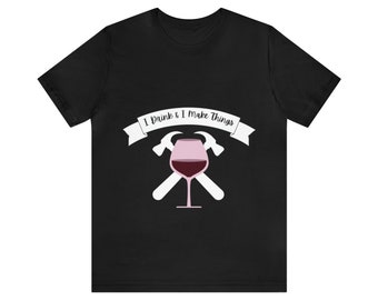 I Drink & I Make Things Wine Glass White Print - Home DIY - Camiseta de manga corta de jersey unisex