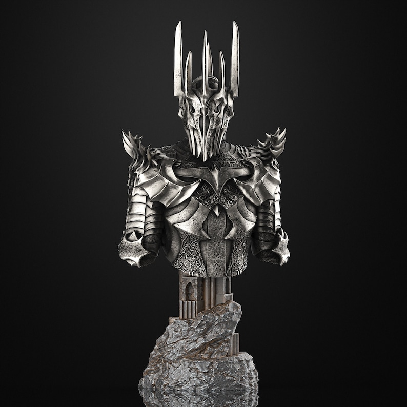 Puede incluir: Un busto de plata de una figura que lleva una corona y una armadura. La figura est&aacute; de pie sobre una base rocosa.
