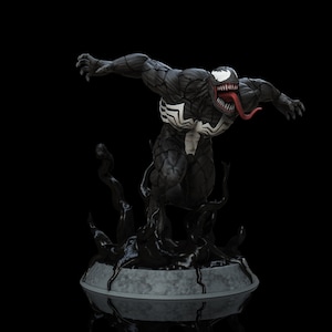 Puede incluir: Una figura de acción de Venom en blanco y negro con una lengua roja. La figura está en una pose de acción dinámica con los brazos extendidos. La figura está de pie sobre una base negra con un borde gris.