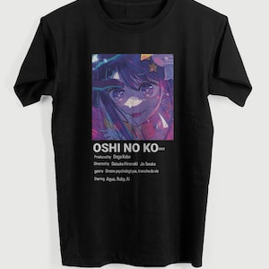 Może przedstawiać: Czarny T-shirt z grafiką postaci anime z serialu "Oshi no Ko." Tekst na koszulce brzmi "Oshi no Ko 2023" i zawiera informacje o produkcji serialu, reżyserze, gatunku i głównych aktorach.