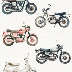 Pu&ograve; includere: Cinque motociclette vintage e uno scooter di vari colori, tra cui bianco, rosa e grigio, sono disposti su uno sfondo bianco. Le motociclette hanno stili diversi, tra cui una classica cafe racer, una scrambler e una motocicletta standard.